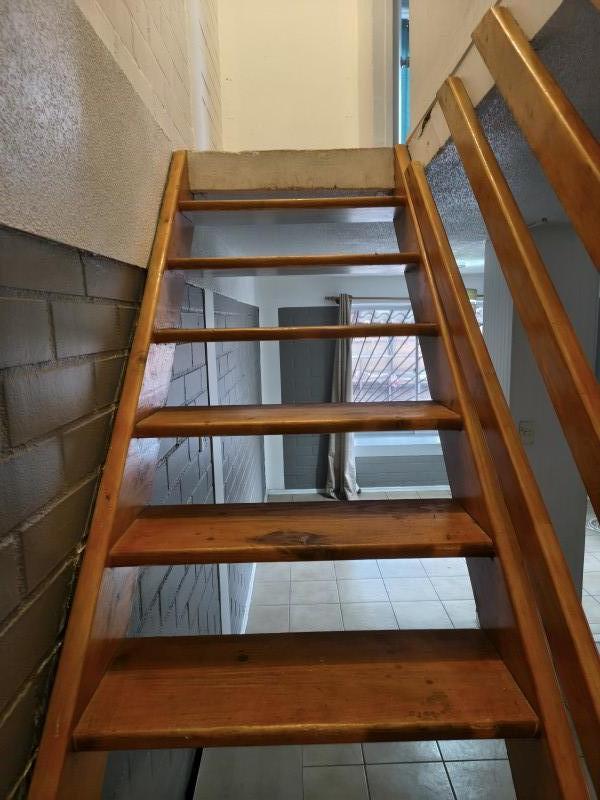 Casa de 2Do Piso 3 Dormitorios Con Entrada de Vehículos