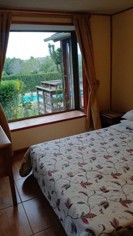 Gran Cabaña Con Piscina, Terraza y Muchos Árboles y Pájaros