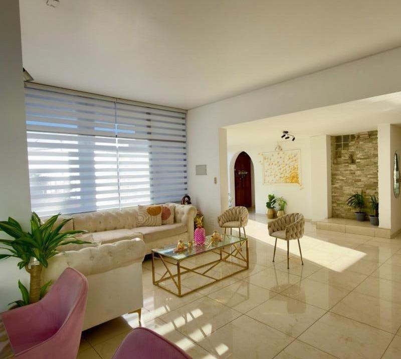 Fotografía de Amplia Casa de 5D y 5B Con Piscina en Excelente Sector