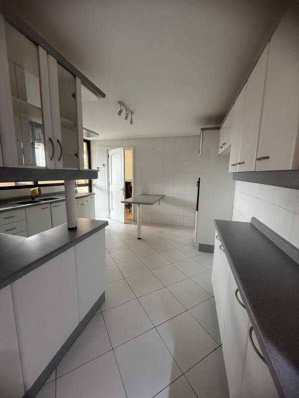 Exclusivo Departamento en Edificio Reyes de España – Av. Esp