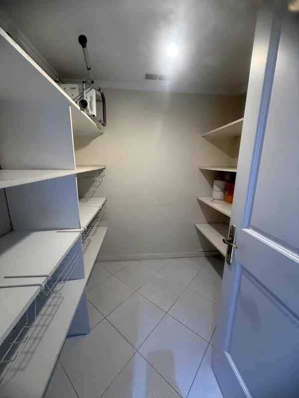 Exclusivo Departamento en Edificio Reyes de España – Av. Esp