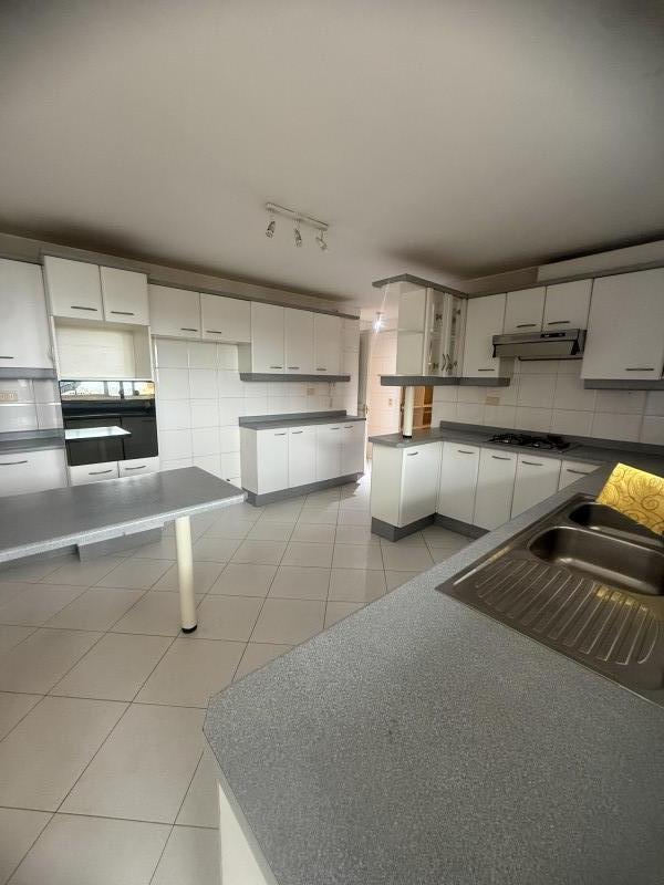 Exclusivo Departamento en Edificio Reyes de España – Av. Esp