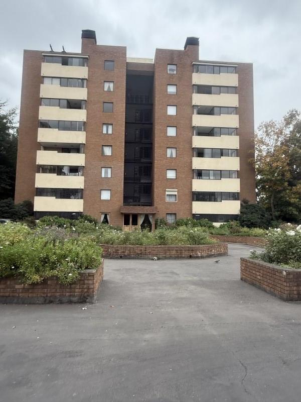 Exclusivo Departamento en Edificio Reyes de España – Av. Esp