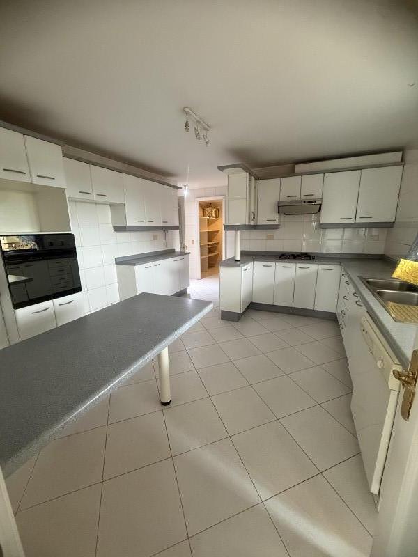 Exclusivo Departamento en Edificio Reyes de España – Av. Esp