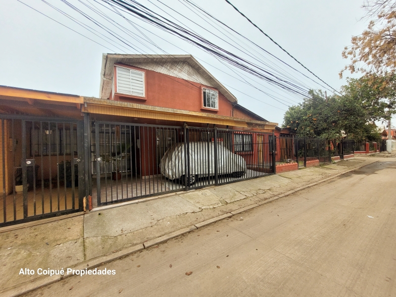 Se vende casa con amplio patio en Metro El Sol