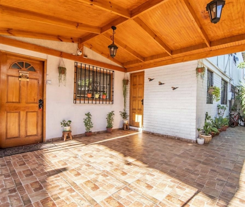 Se vende  casa de dos pisos en Villa las Flores, Maipú.