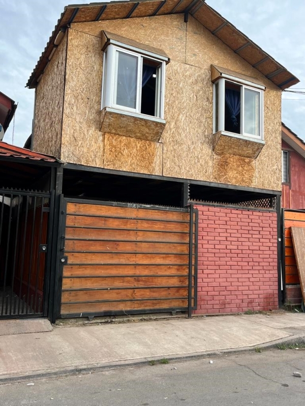 Se Vende Casa de dos pisos en Villa El Sol, Maipú