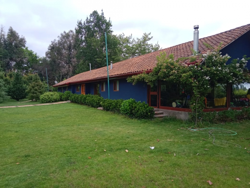 En venta amplia casa en 7,43 hectareas en Linares.