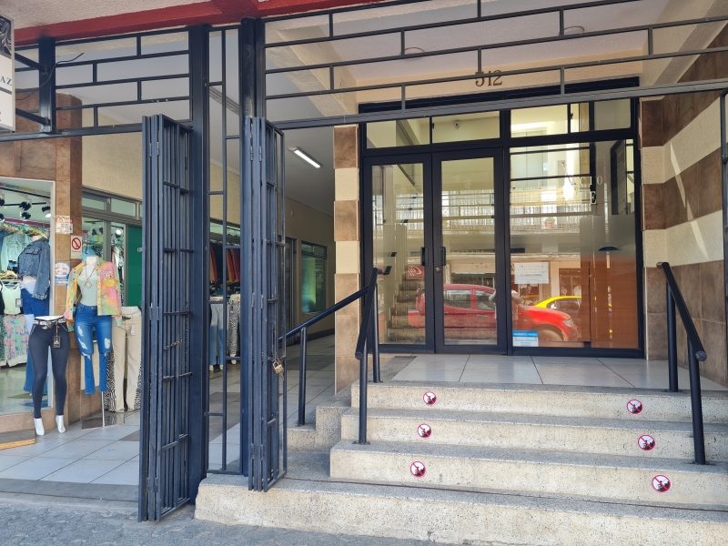 AMPLIA Y CENTRICA OF DE 3 AMBIENTES Y 3 BAÑOS; EDIFICIO NOME