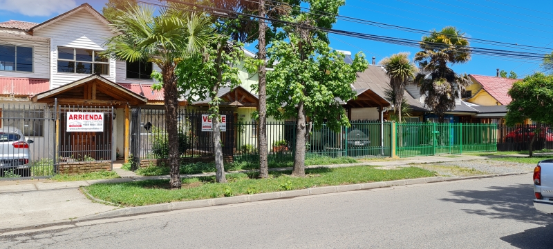 Atractiva casa de dos pisos en villa Nemesio Antúnez