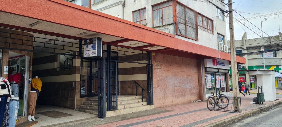 Amplia oficina 3 privados y 3 baños, pleno centro de Linares