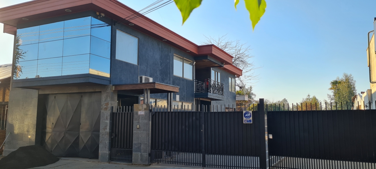 Amplio y céntrico edificio de dos pisos de oficinas