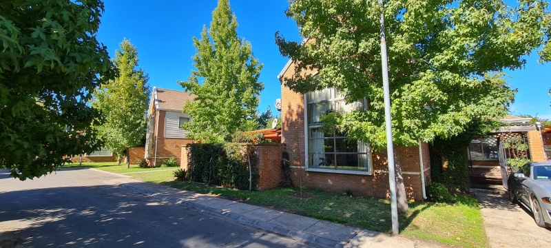 Atractiva y segura casa en barrio consolidado.