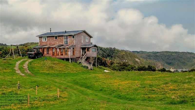 Hermosa propiedad con vista y acceso a Bahía de Pumillahue.
