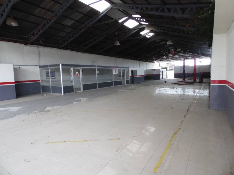 Excelente local comercial, por tamaño, ubicación y precio.