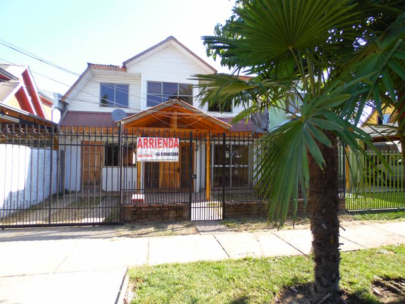 Atractiva casa en calle amplia y barrio tranquilo; Linares