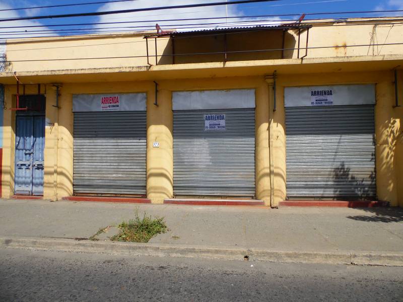 Amplio local remodelado en barrio comercial brasil; Linares