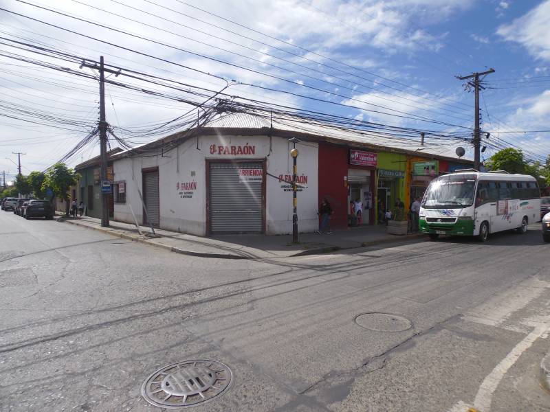 Amplio local, por remodelar en esquina de alto flujo 