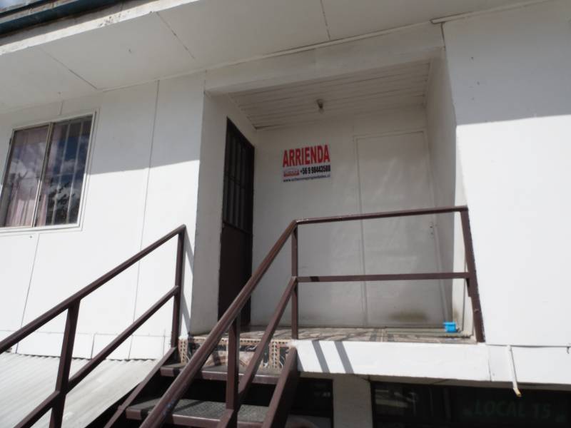 Oficina interior galería Alee, tres ambientes dos baños.