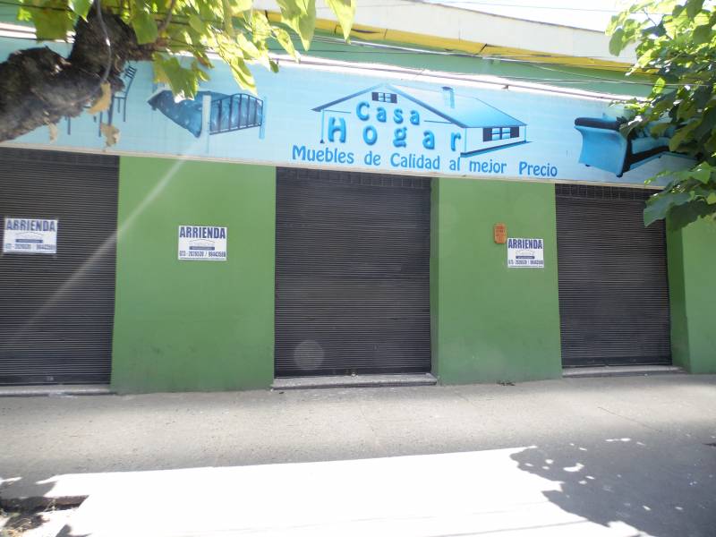 Amplio y atractivo local con tres cortinas en Linares.