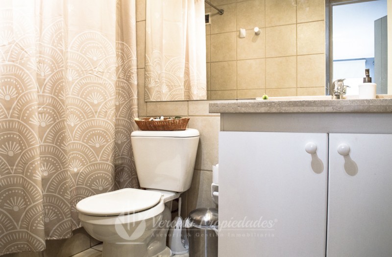 en Arriendo: Departamento Amoblado de 1 Dormitorio en Ubicac