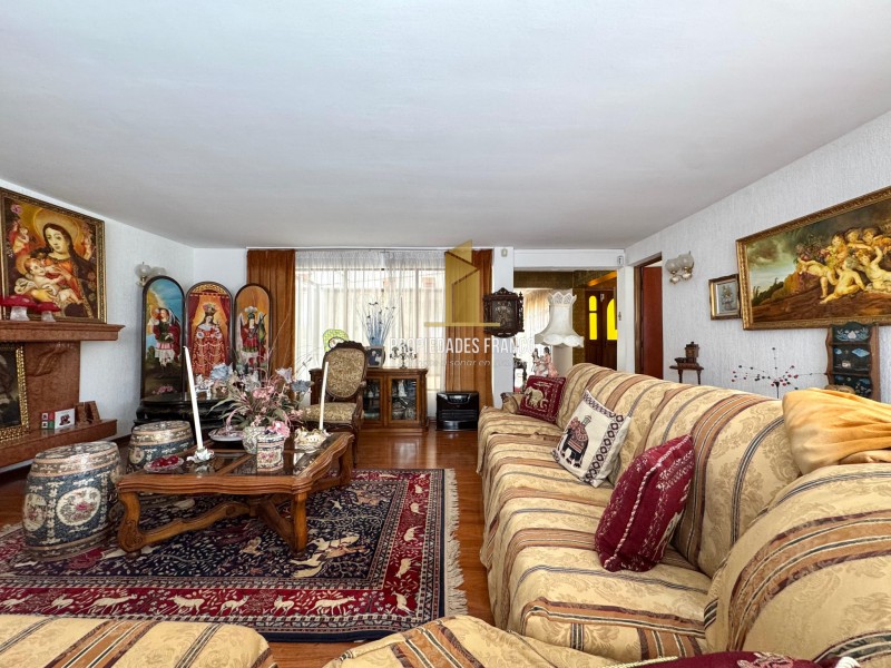 Imponente Casa en Villa Alemana en Terreno de 2,930 M2