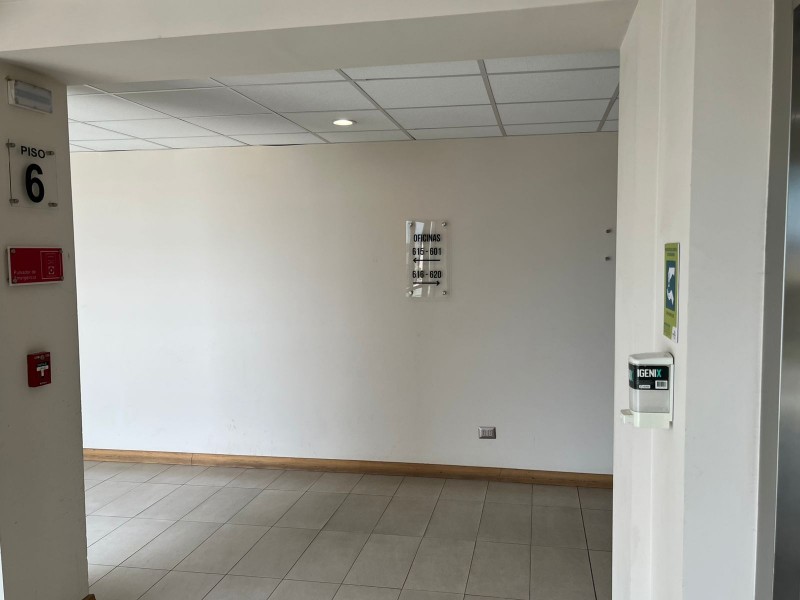 Se Vende Oficina Excelente Ubicación, 3 Priv. 2 Baños