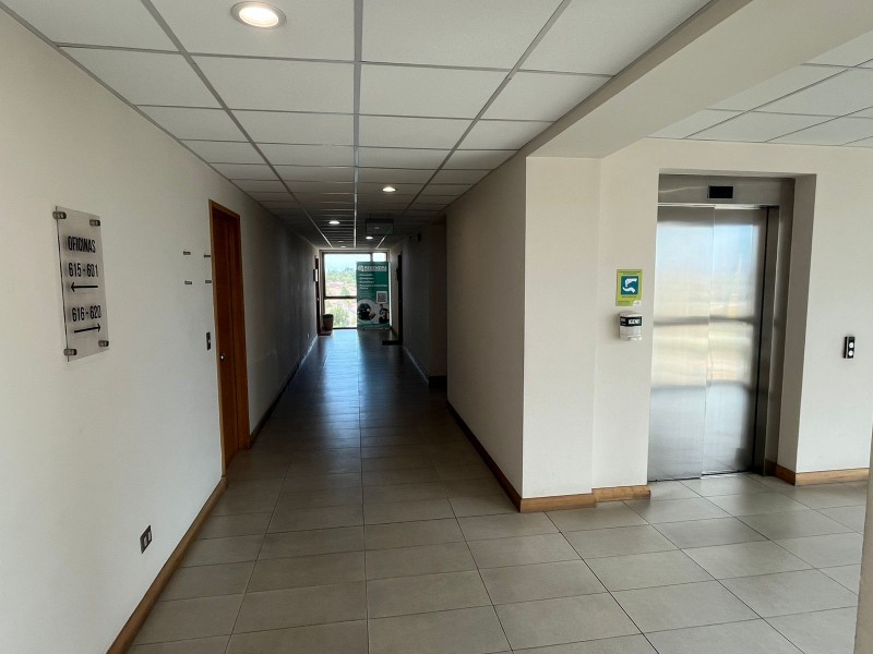 Se Vende Oficina Excelente Ubicación, 3 Priv. 2 Baños