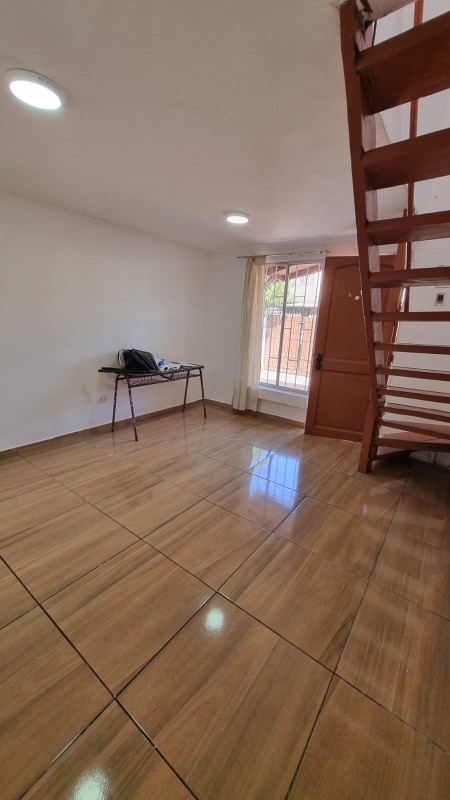 Hermosa y Amplia Casa de 2 Pisos 2D1B!!!