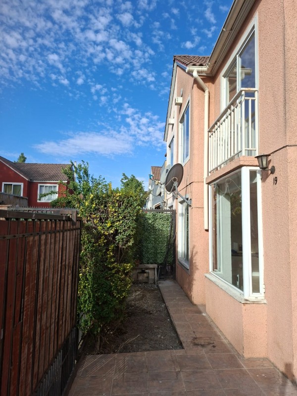 Hermosa Casa en Micro Barrio Con Porton Interno!!!