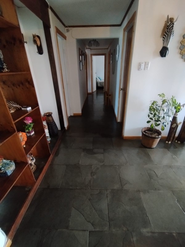 Hermosa y Amplia Casa 4D1B+E+B!!!