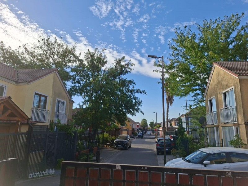 Hermosa Casa en Micro Barrio Con Porton Interno!!!