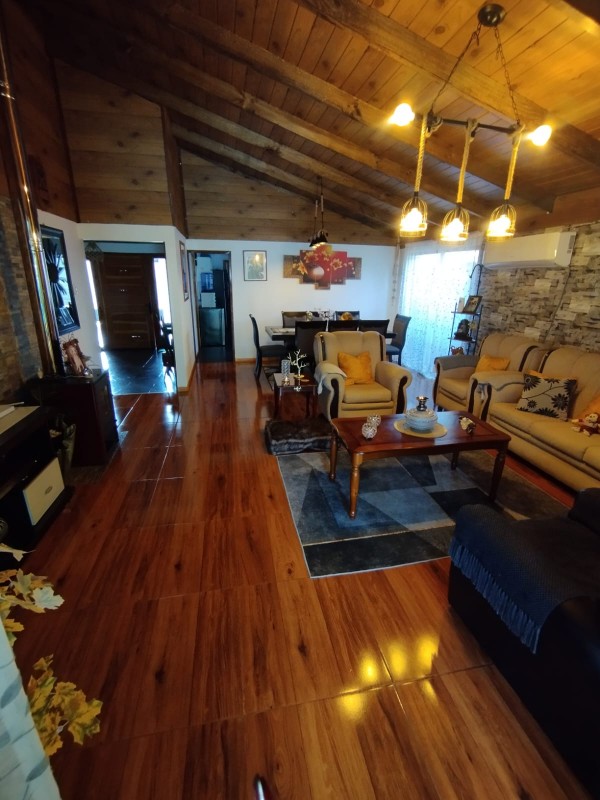 Hermosa y Amplia Casa 4D1B+E+B!!!