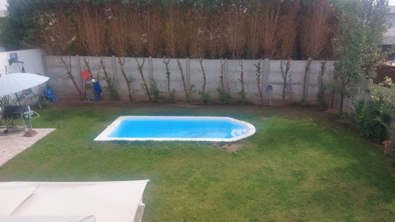 Hermosa Casa Esquina en Colina!