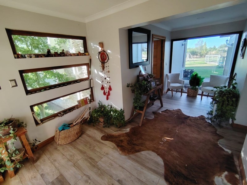 Hermosa Parcela Con Casa de 2 Pisos en Arriendo, 6D5B+E!