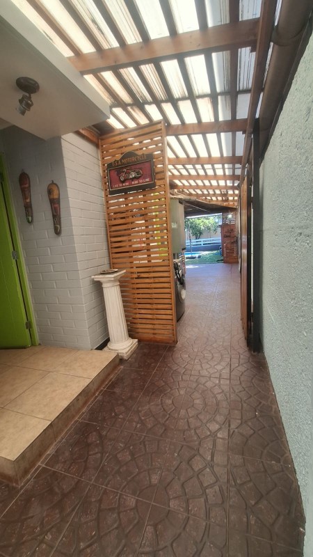 Hermosa Casa de 2 Pisos 4D3B Valor Conversable