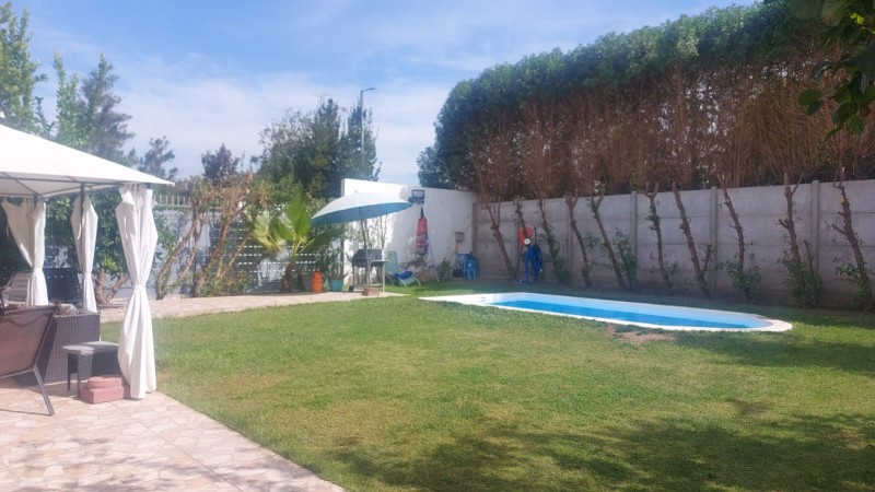 Hermosa Casa Esquina en Colina!