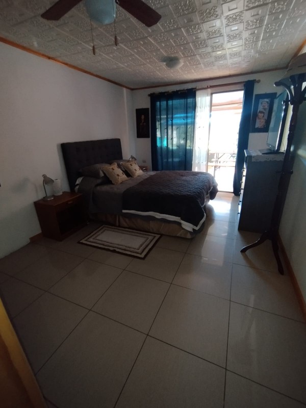 Hermosa y Amplia Casa 4D1B+E+B!!!