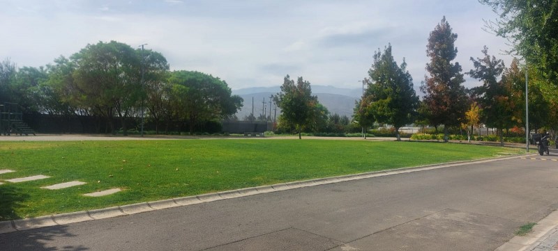 Hermosa Casa Esquina en Colina!