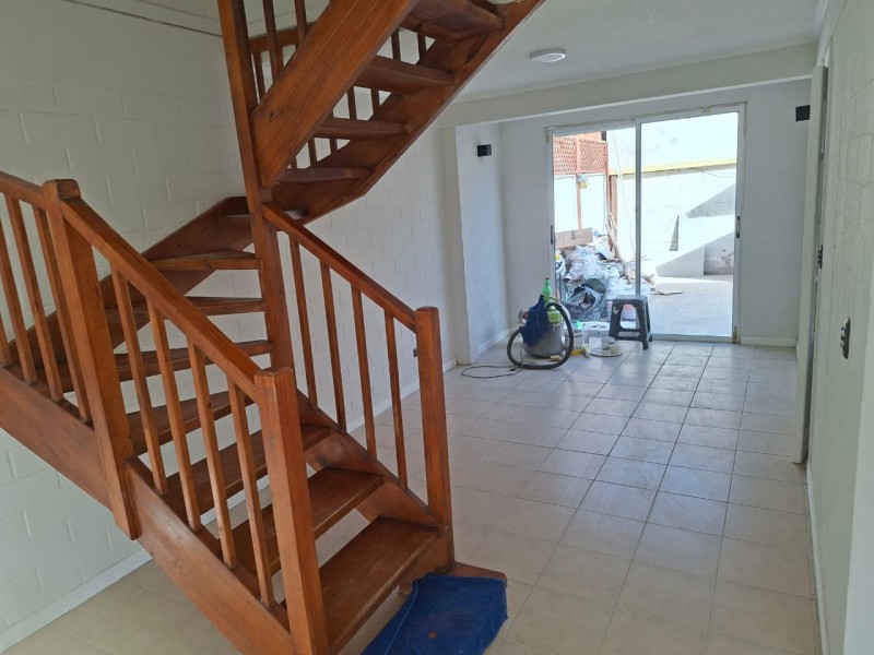 Hermosa Casa en Micro Barrio Con Porton Interno!!!