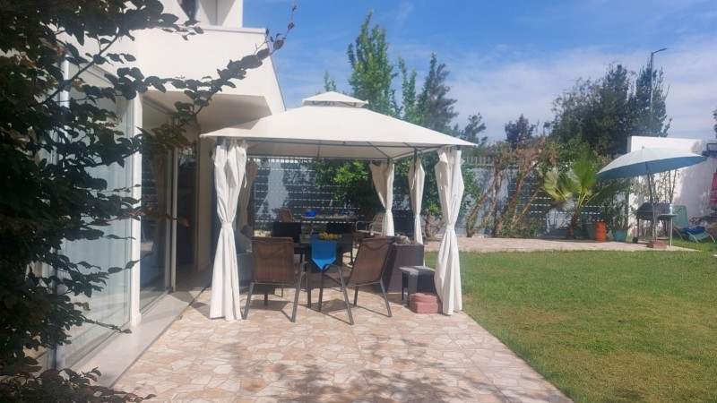 Hermosa Casa Esquina en Colina!