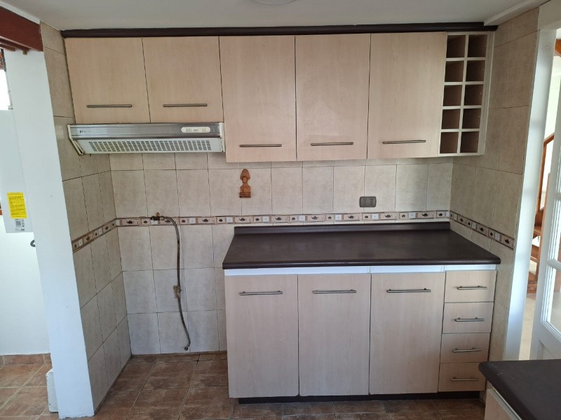 Hermosa Casa en Micro Barrio Con Porton Interno!!!