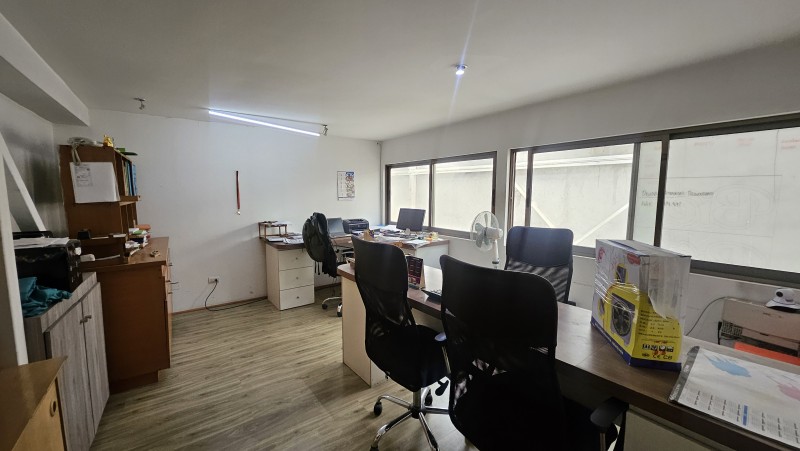 Galpón Con Oficinas y Acceso para Camión Liviano en Santiago