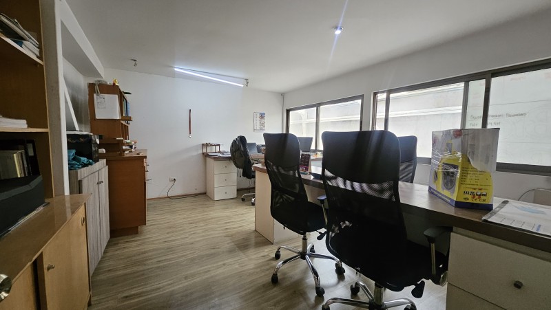 Galpón Con Oficinas y Acceso para Camión Liviano en Santiago