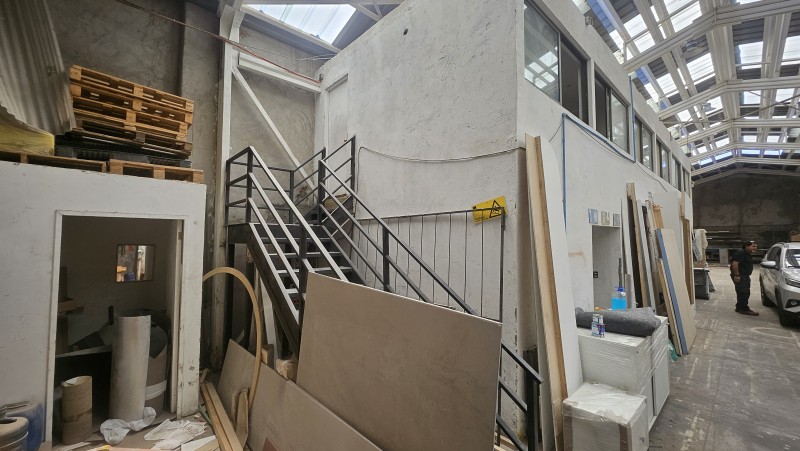 Galpón Con Oficinas y Acceso para Camión Liviano en Santiago