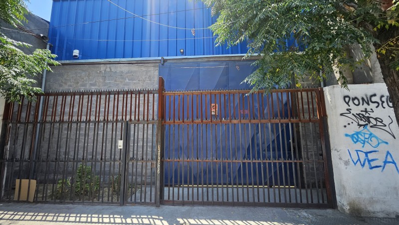 Galpón Con Oficinas y Acceso para Camión Liviano en Santiago
