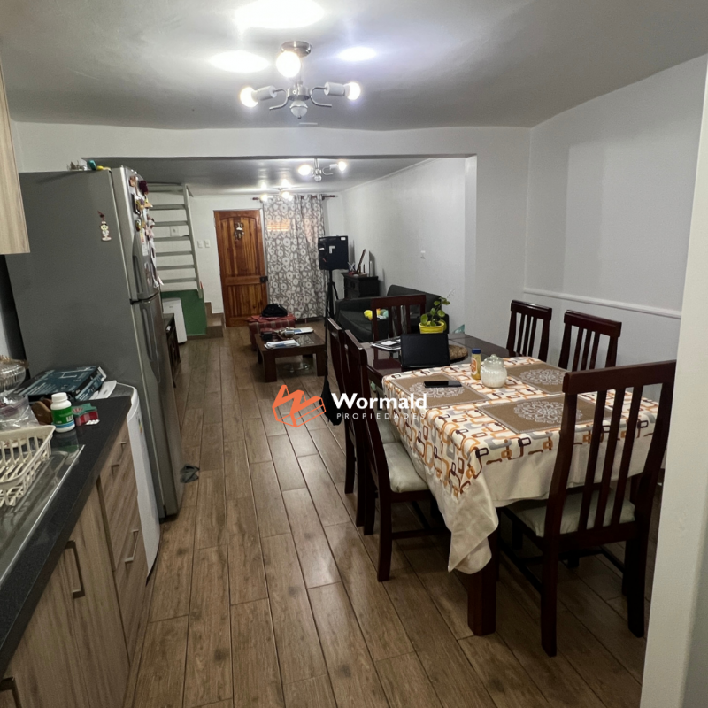 Casa de Tres Pisos en Excelente Ubicación