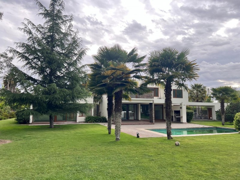 Preciosa Casa Mediterránea en Exclusivo Condominio Lonquén