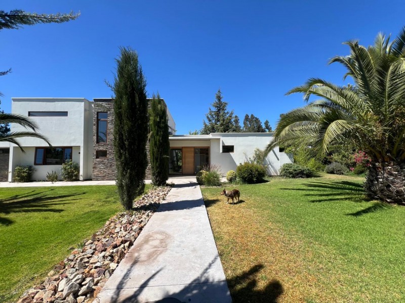 Preciosa Casa Mediterránea en Exclusivo Condominio Lonquén