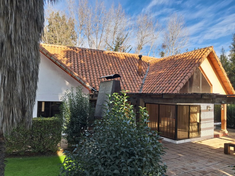 Hermosa Parcela Con Amplia Casa Con Piscina en Condominio